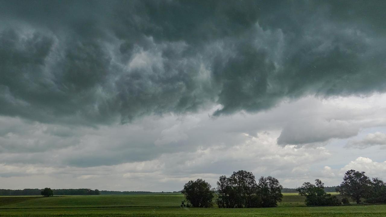 Wetter Im Westen kräftige Gewitter in der Nacht nachlassend