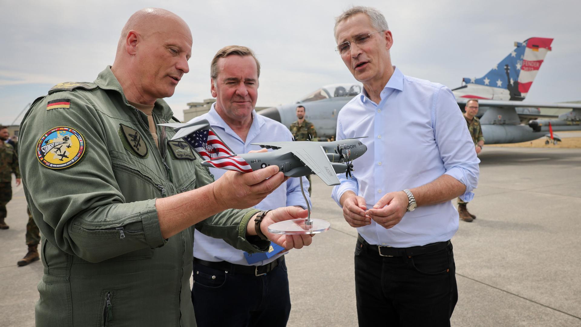 Gro Man Ver Stoltenberg Und Pistorius Sehen Nato Durch