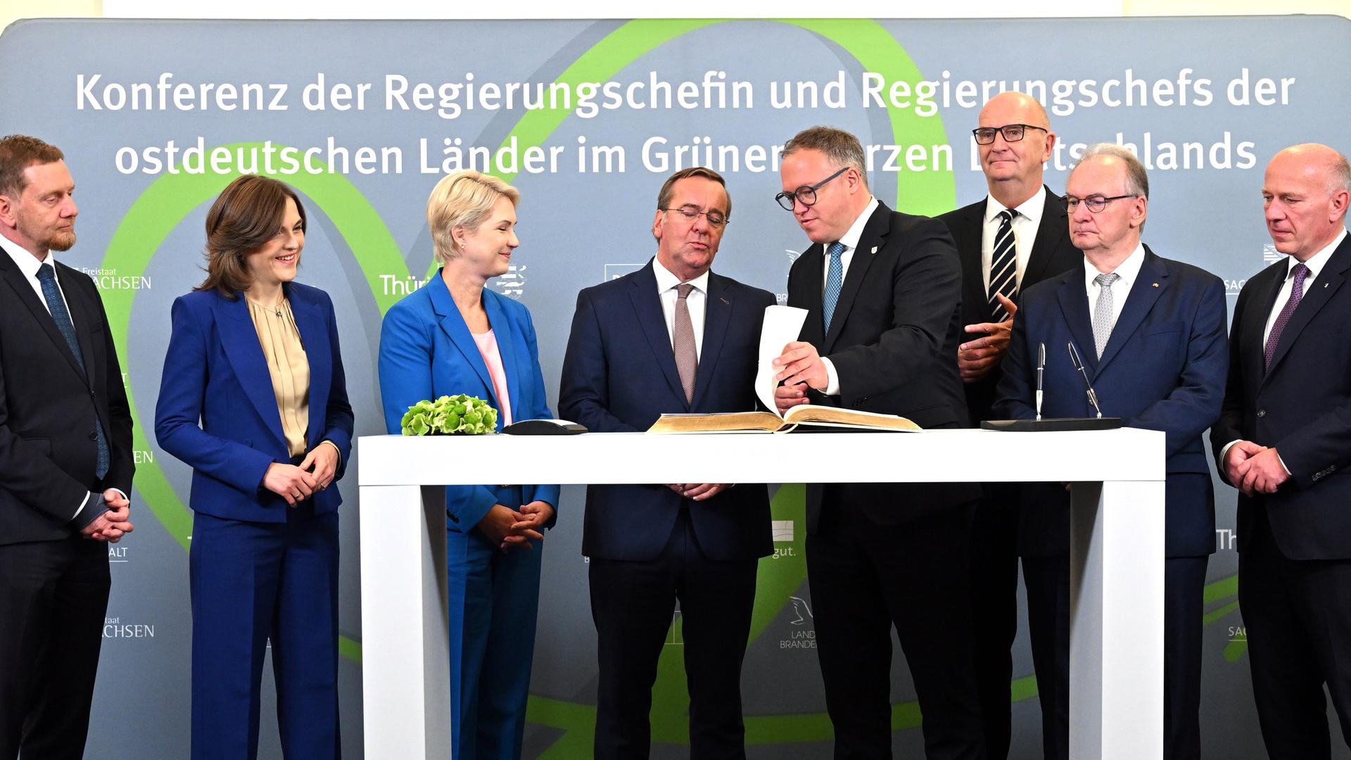 Ettersburg: Michael Kretschmer, Elisabeth Kaiser, Manuela Schwesig, Boris Pistorius, Mario Voigt, Dietmar Woidke, Reiner Haseloff, Kai Wegner stehen beim Eintrag ins Goldene Buch des Landes Thüringen beisammen. Ettersburg: Michael Kretschmer, Elisabeth Kaiser, Manuela Schwesig, Boris Pistorius, Mario Voigt, Dietmar Woidke, Reiner Haseloff, Kai Wegner stehen beim Eintrag ins Goldene Buch des Landes Thüringen beisammen.