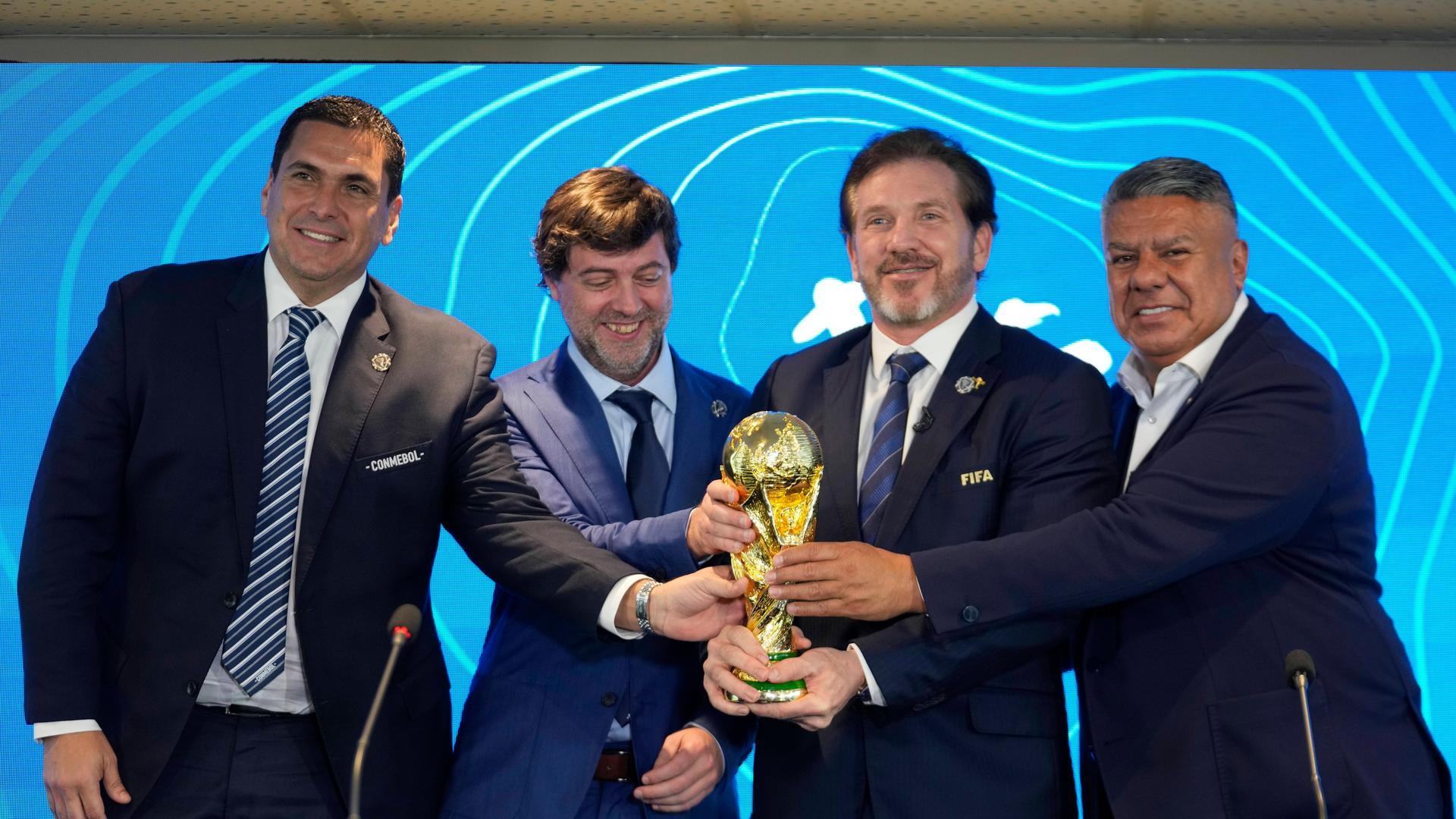 Der südamerikanische Fußball-Verband Conmebol um Präsident Alejandro Dominguez (Zweiter von links) freut sich auf drei Eröffnungsspiele der WM 2030. 
