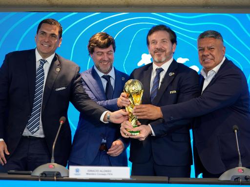 Der südamerikanische Fußball-Verband Conmebol um Präsident Alejandro Dominguez (Zweiter von links) freut sich auf drei Eröffnungsspiele der WM 2030. 