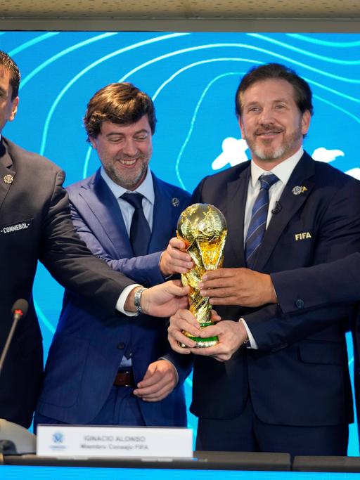 Der südamerikanische Fußball-Verband Conmebol um Präsident Alejandro Dominguez (Zweiter von links) freut sich auf drei Eröffnungsspiele der WM 2030. 