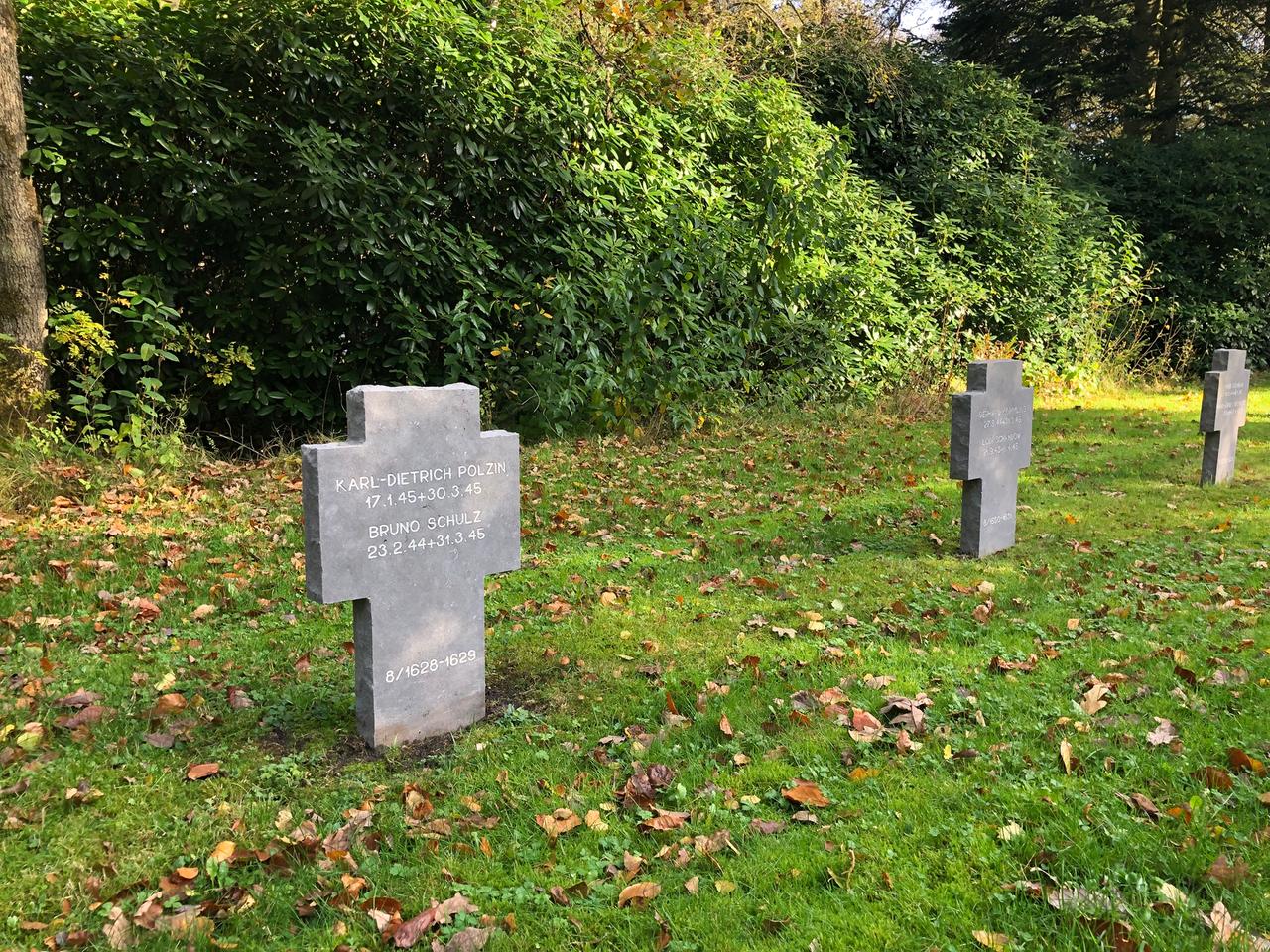 Ein steinernes Kreuz auf dem Friedhof trägt die Aufschrift: "Karl-Dietrich Polzin. 17.1.45-30.3.45 / Bruno Schulz. 23.2.44-31.3.45".