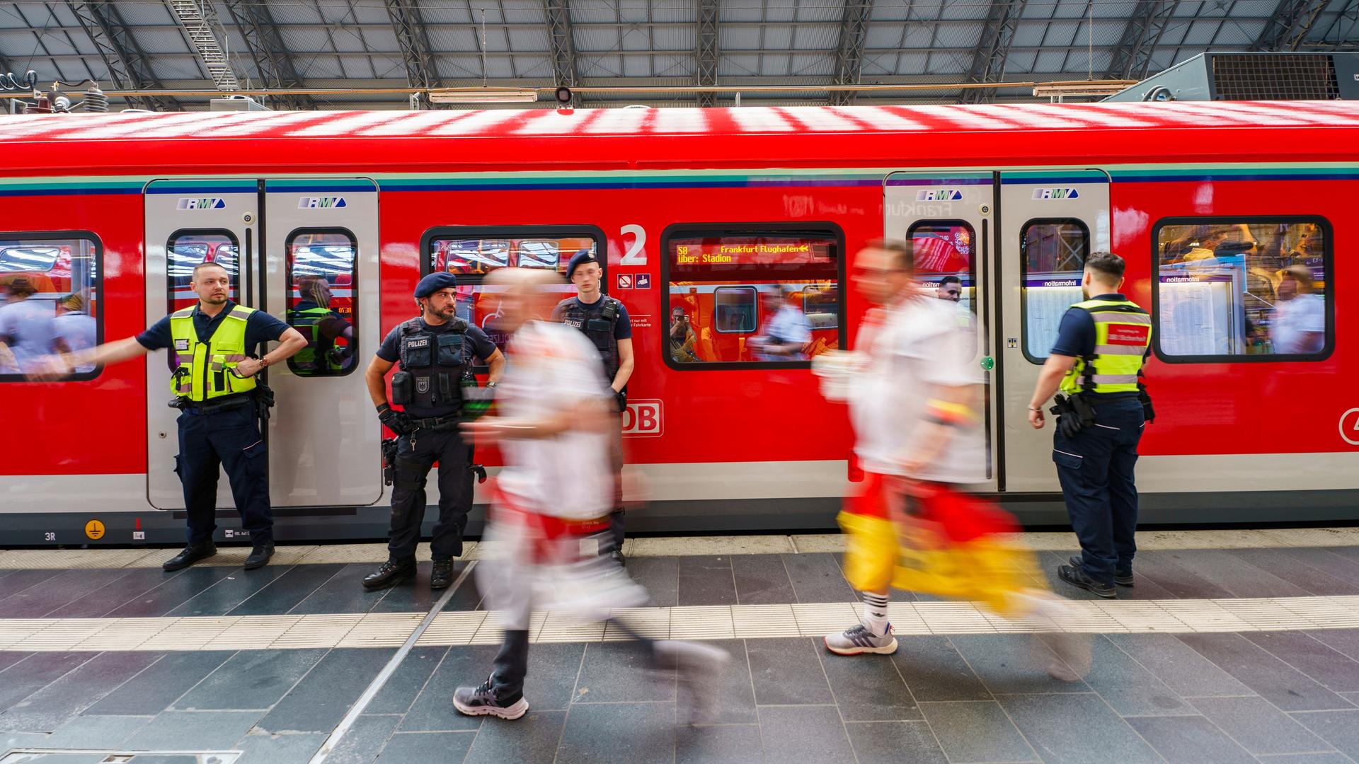 Frankfurt/Main: Polizei und Bahnsicherheitsdienst sperren den Zugang zu den überfüllten Zugabteilen ab. 