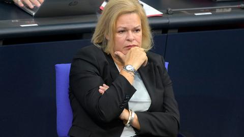 Nancy Faeser sitzt mit ernster Mine auf der Regierungsbank im Bundestag.