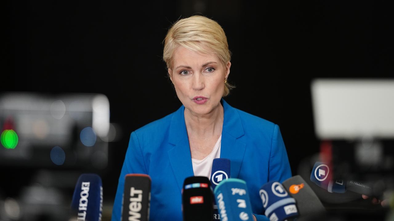 Die Ministerpräsidentin von Mecklenburg-Vorpommern, Manuela Schwesig (SPD), steht vor Mikrofonen und gibt ein Pressestatement ab.