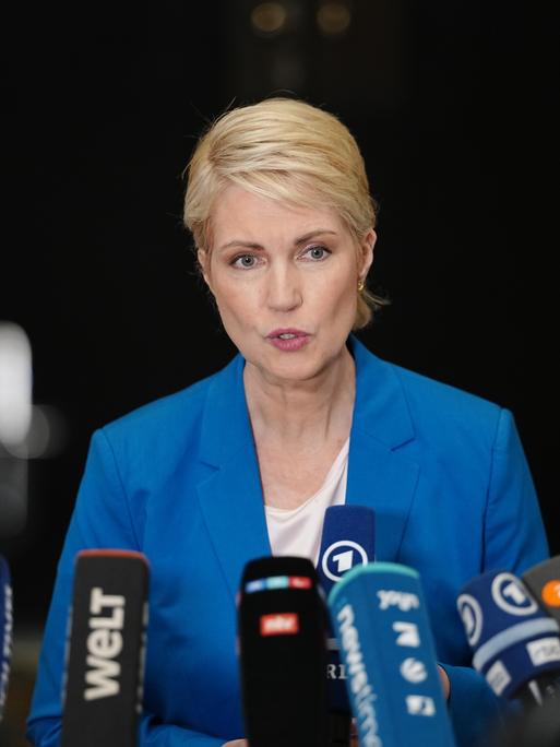 Die Ministerpräsidentin von Mecklenburg-Vorpommern, Manuela Schwesig (SPD), steht vor Mikrofonen und gibt ein Pressestatement ab.