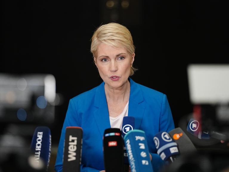 Die Ministerpräsidentin von Mecklenburg-Vorpommern, Manuela Schwesig (SPD), steht vor Mikrofonen und gibt ein Pressestatement ab.