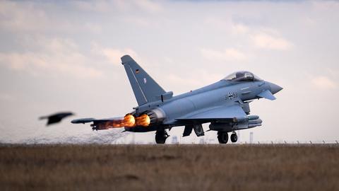 Ein deutscher Eurofighter startet auf einem Flugplatz.