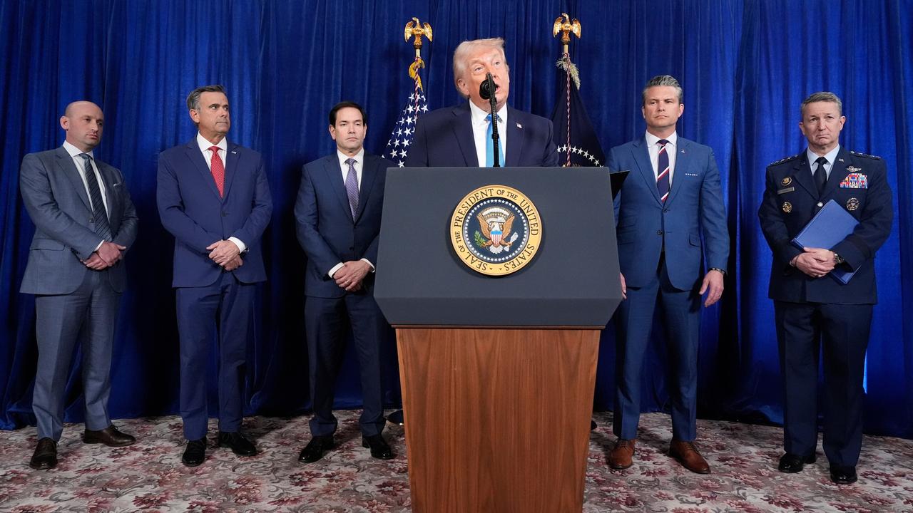 US-Präsident Donald Trump spricht an einem Rednerpult, dahinter Minister, Berater und ein General.