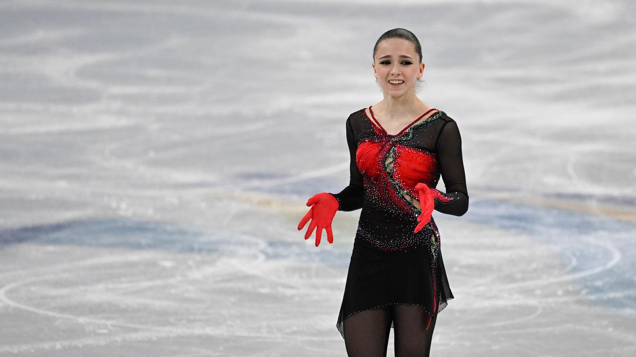 Kamila Walijewa in einem schwarz-roten Outfit auf dem Eis