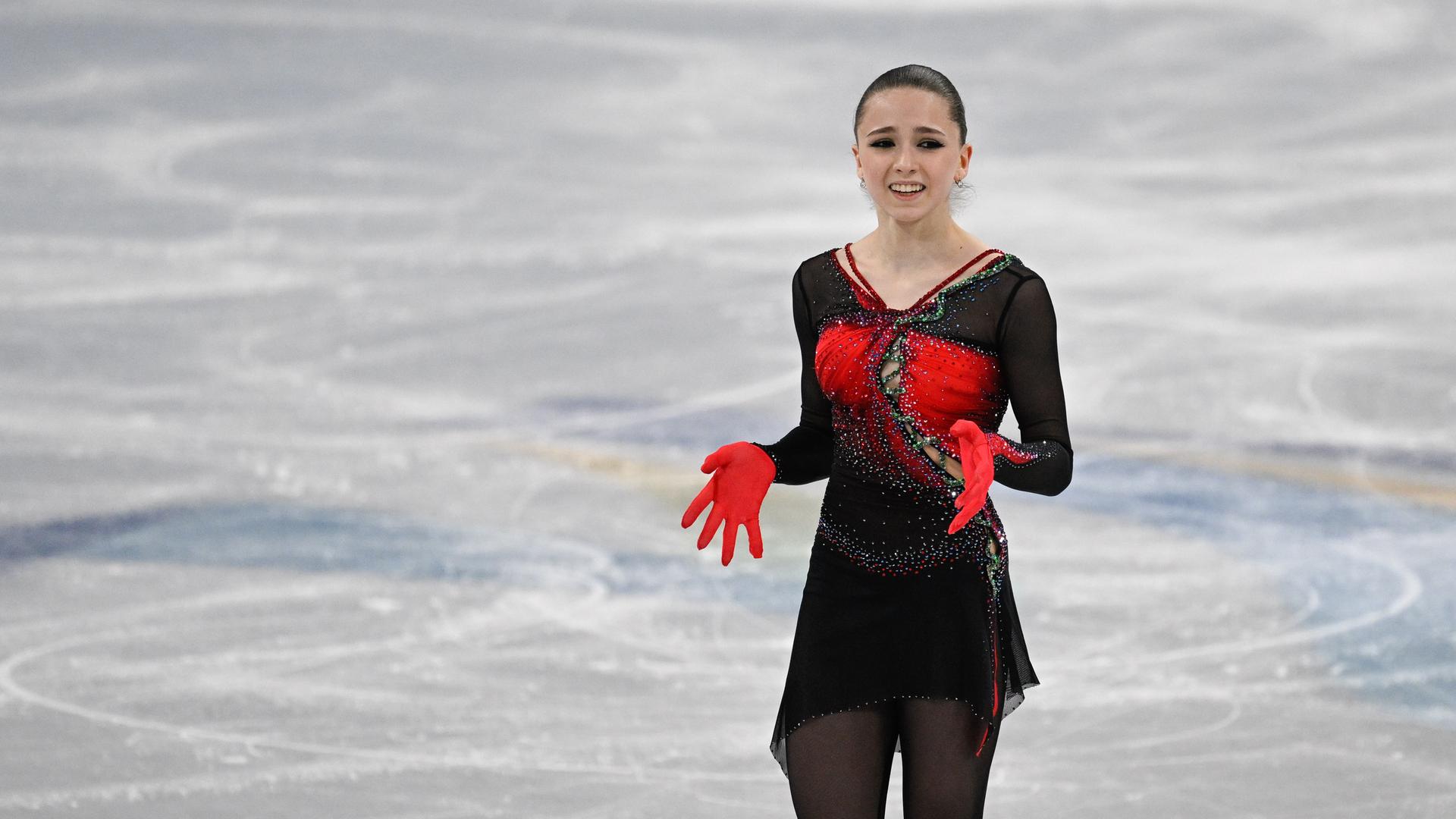 Kamila Walijewa in einem schwarz-roten Outfit auf dem Eis