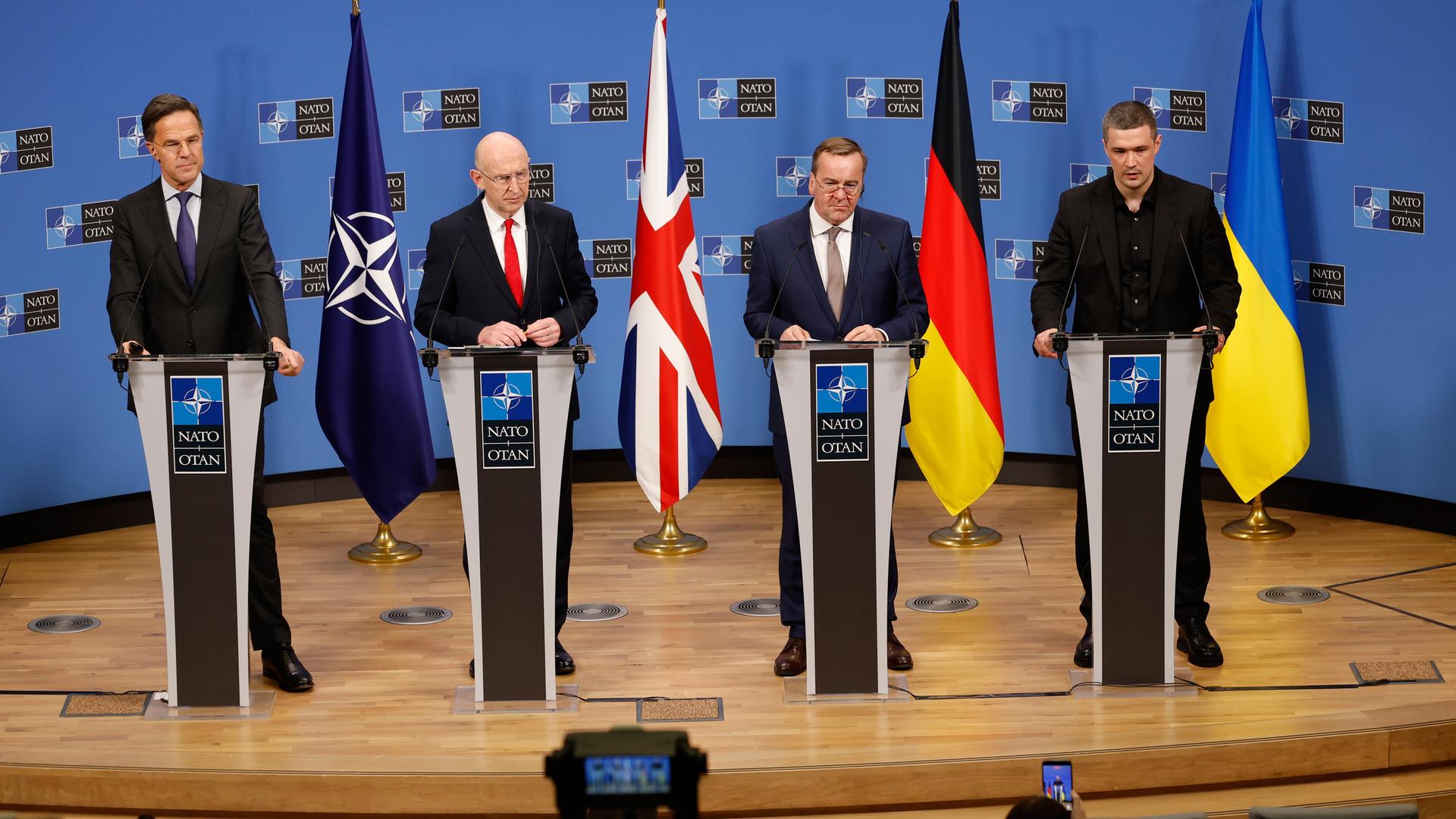 NATO-Generalsekretär Mark Rutte (l-r), der britische Verteidigungsminister John Healey, der deutsche Verteidigungsminister Boris Pistorius und der ukrainische Verteidigungsminister Mychajlo Fedorow