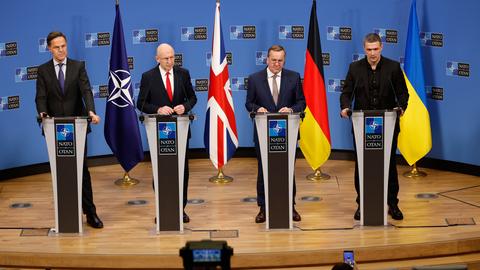 NATO-Generalsekretär Mark Rutte (l-r), der britische Verteidigungsminister John Healey, der deutsche Verteidigungsminister Boris Pistorius und der ukrainische Verteidigungsminister Mychajlo Fedorow