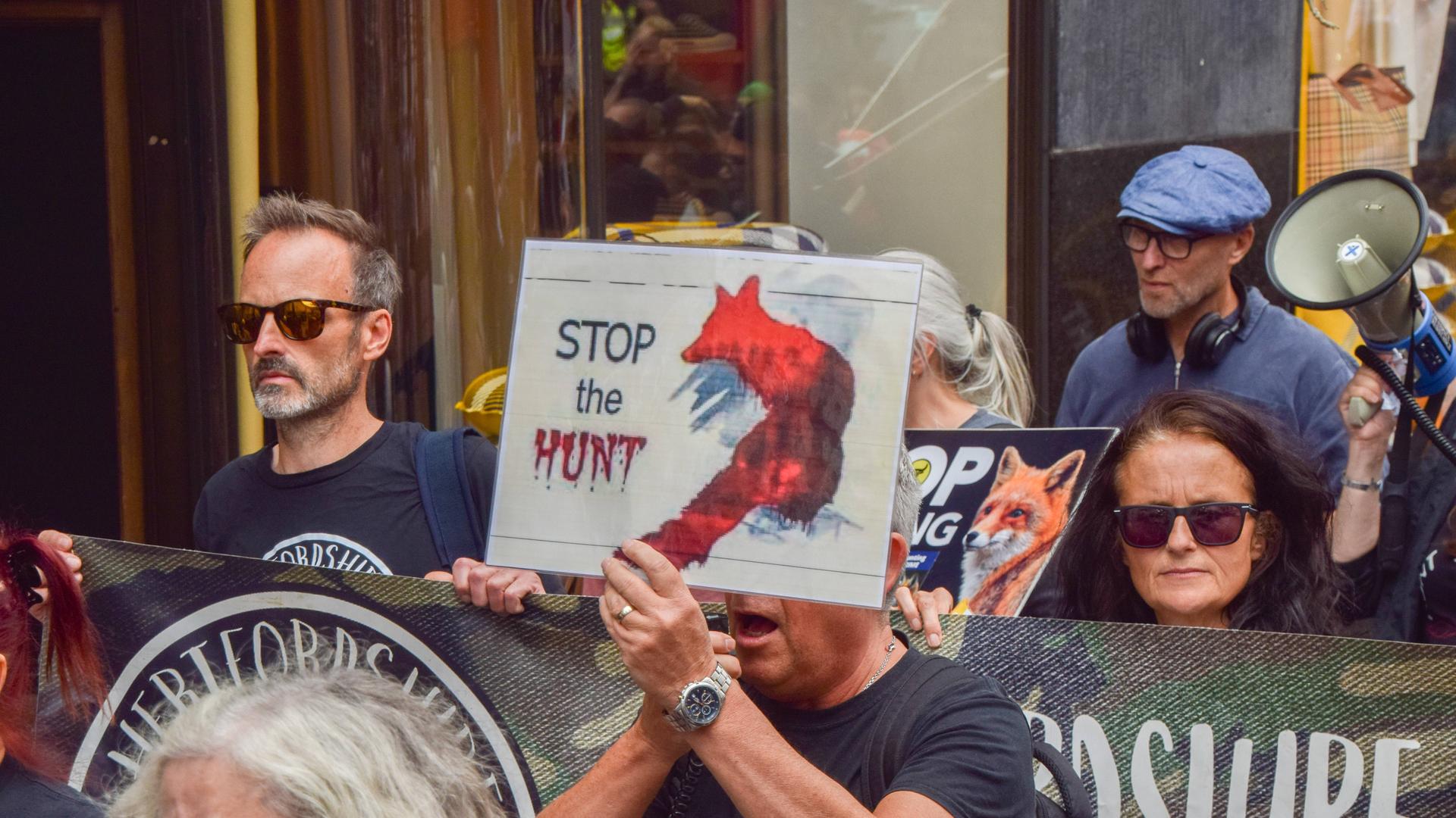 Tierschützer protestieren auf der Regent Street in London gegen Fuchsjagden in England.