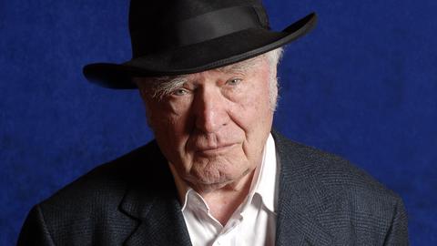 Porträt des Schriftstellers Martin Walser mit Hut, 2012 in Paris.