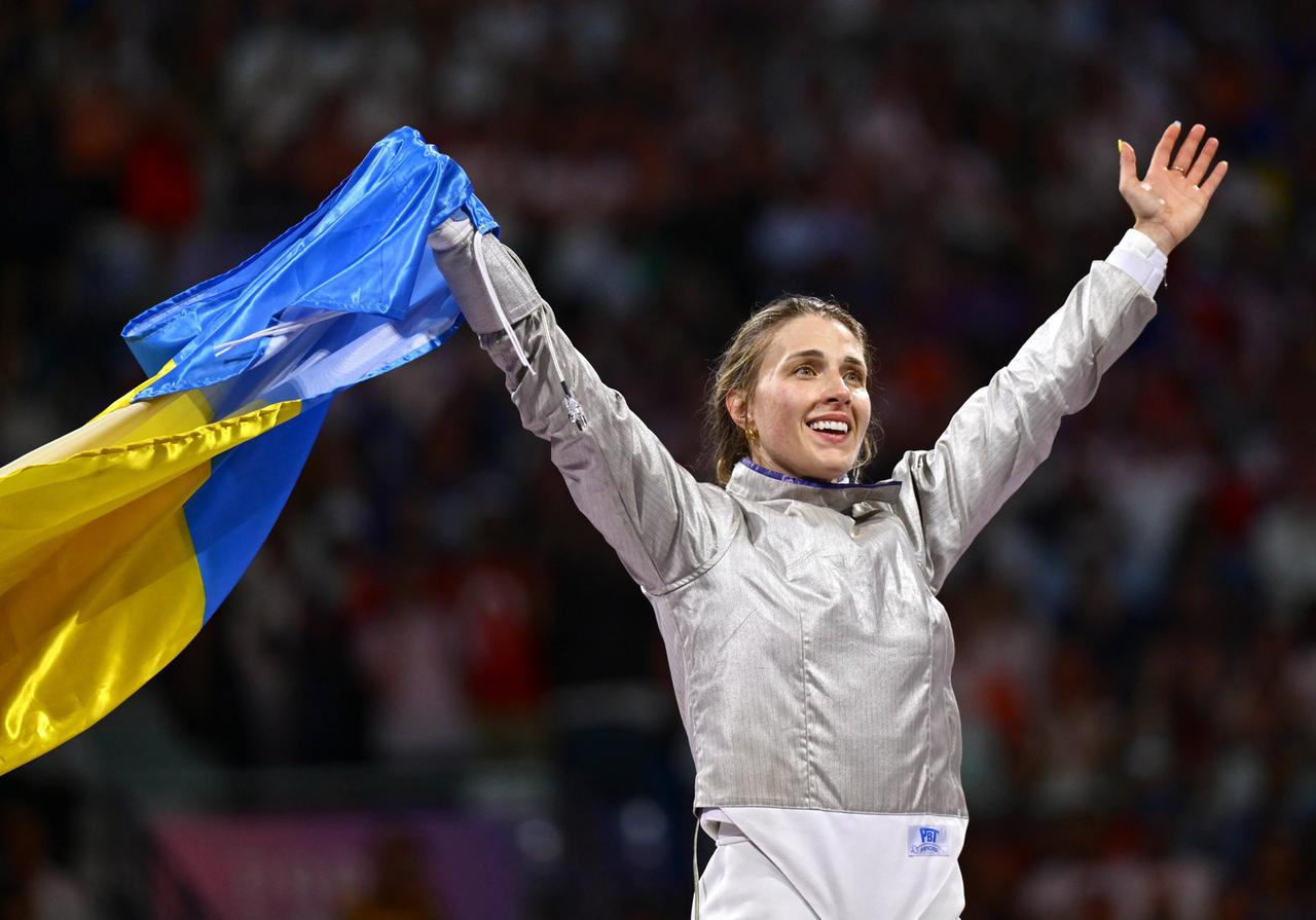 Säbelfechterin Olha Charlan jubelt über Gold bei den Olympischen Spielen in Paris.