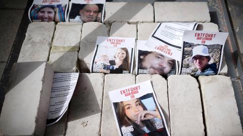 Fotos von Hamas-Geiseln vor dem Kanzleramt und dem Deutschen Bundestag waehrend einer Protestaktion israelischer Angeheriger von Geiseln der Hamas in Berlin Deutschland . 