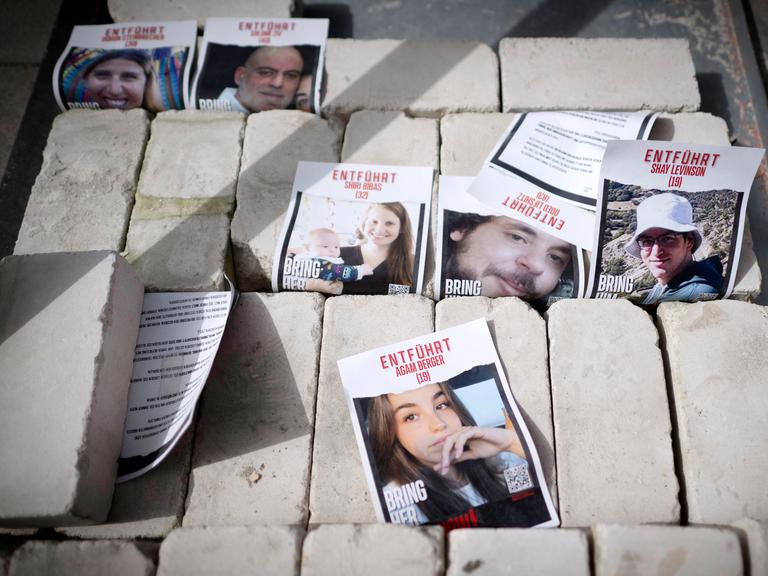Fotos von Hamas-Geiseln vor dem Kanzleramt und dem Deutschen Bundestag waehrend einer Protestaktion israelischer Angeheriger von Geiseln der Hamas in Berlin Deutschland . 