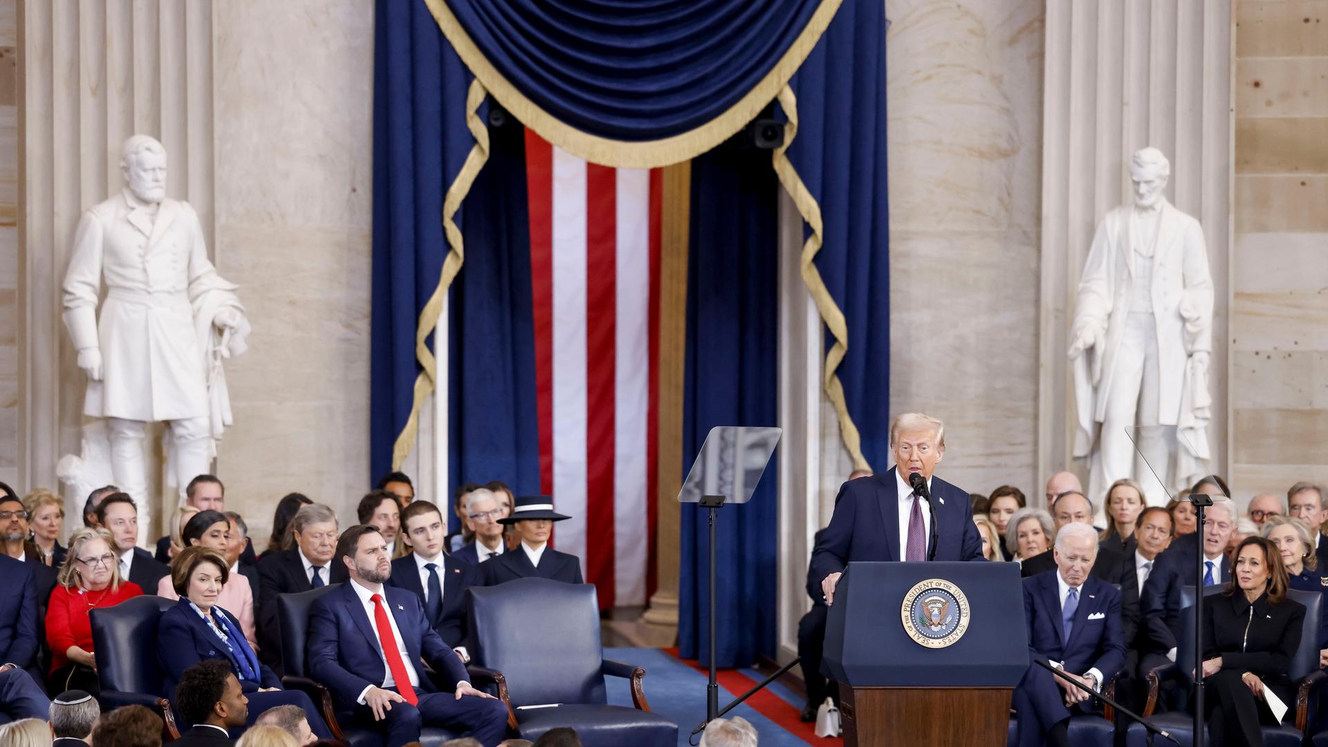 Präsident Donald Trump (M) spricht nach seiner Vereidigung zum Präsidenten der Vereinigten Staaten während der Amtseinführung des Präsidenten in der Rotunde des US-Kapitols in Washington.