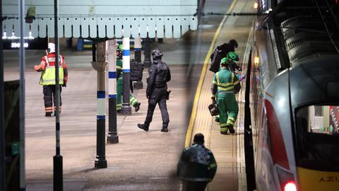 Rettungskräfte arbeiten auf dem Bahnsteig des Bahnhofs Huntingdon in England, nachdem mehrere Personen niedergestochen worden waren.