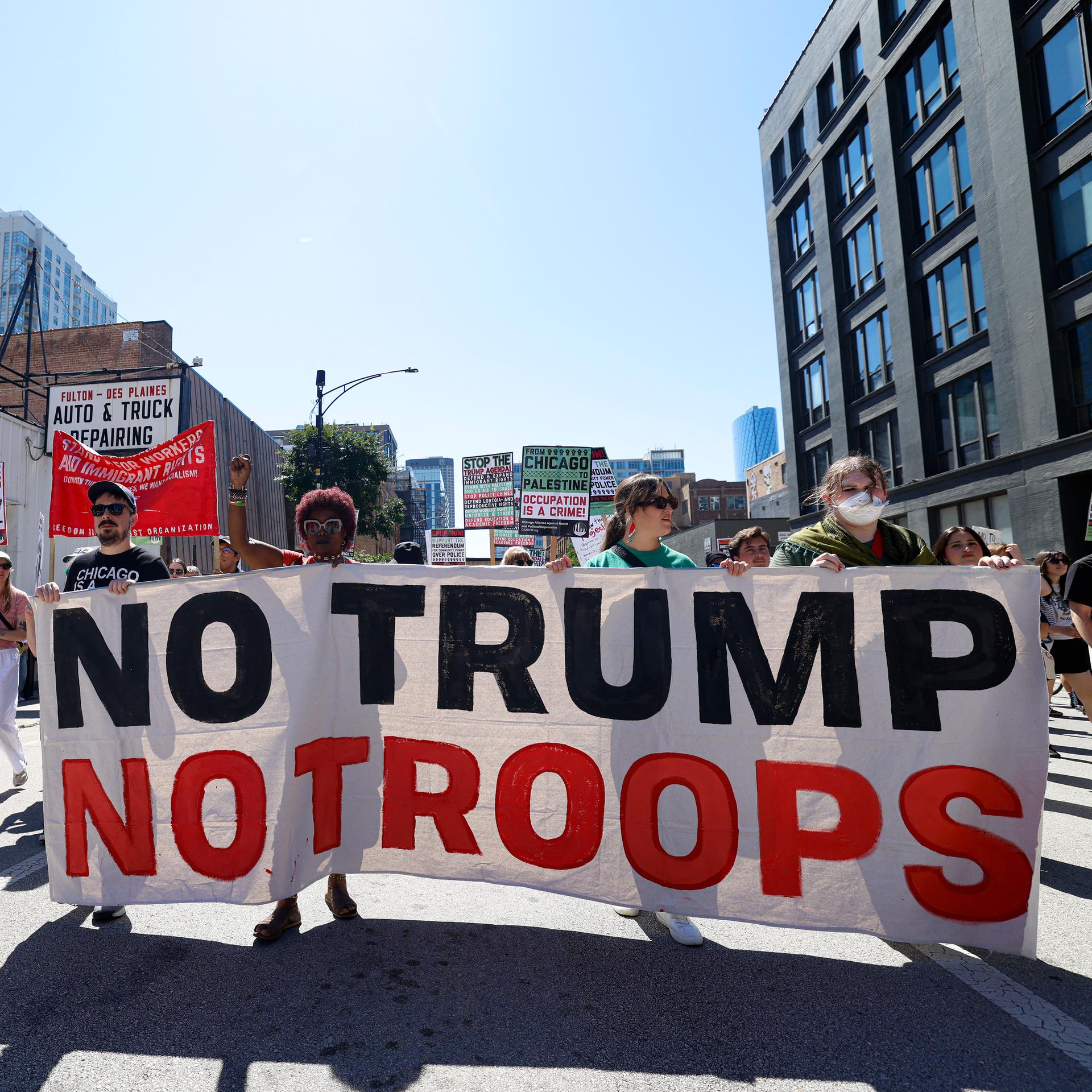 Protestierende Menschen in Chicago halten ein Banner mit der Aufschrift "Kein Trump, keine Truppen".