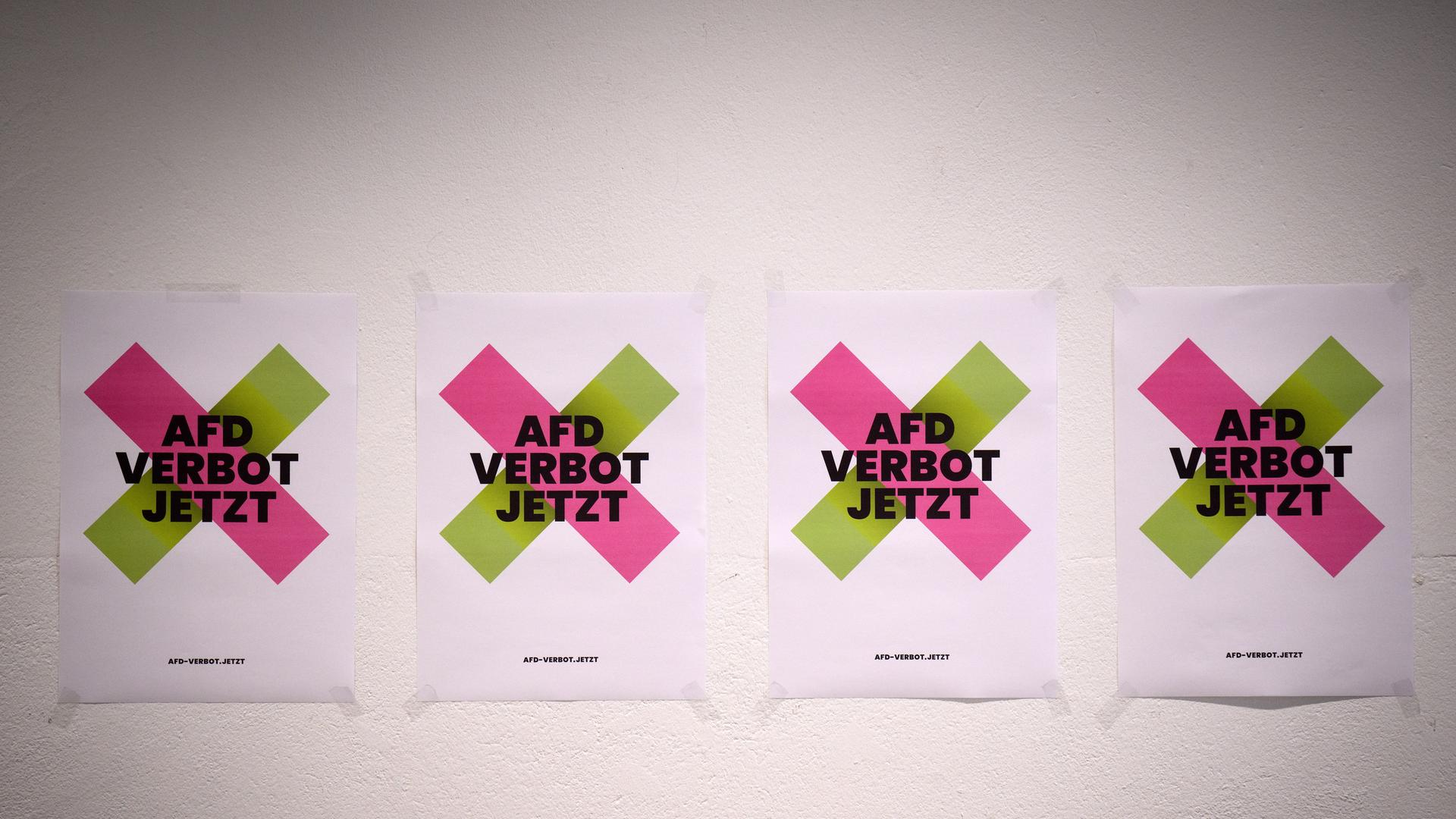 Plakate mit dem Logo der Kampagne hängen bei einer Pressekonferenz zur bundesweiten Kampagne «Menschenwürde verteidigen - AfD-Verbot jetzt!» im Haus der Demokratie und Menschenrechte. 