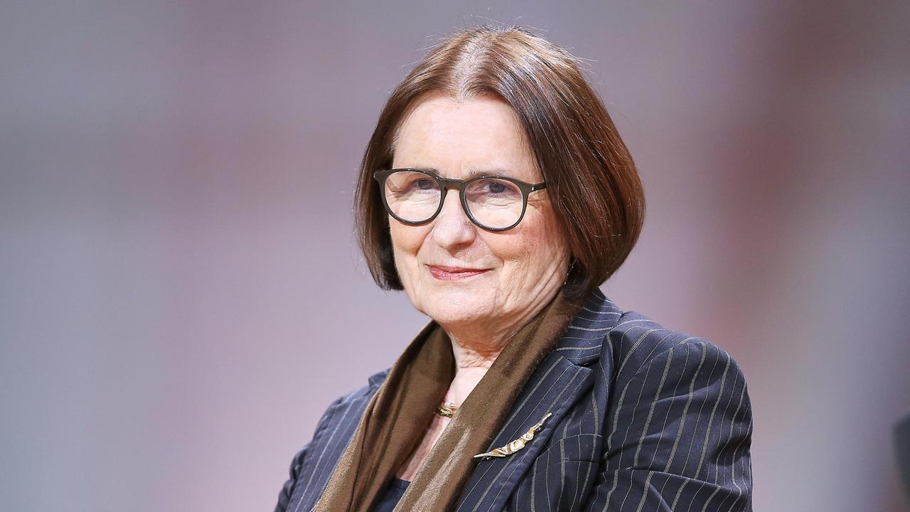 Die russische Publizistin Irina Scherbakowa im Porträt. Sie trägt einen gestreifte blaugrauen Blazer mit braunem Schal, eine Brille und hat braune kurze Haare. 