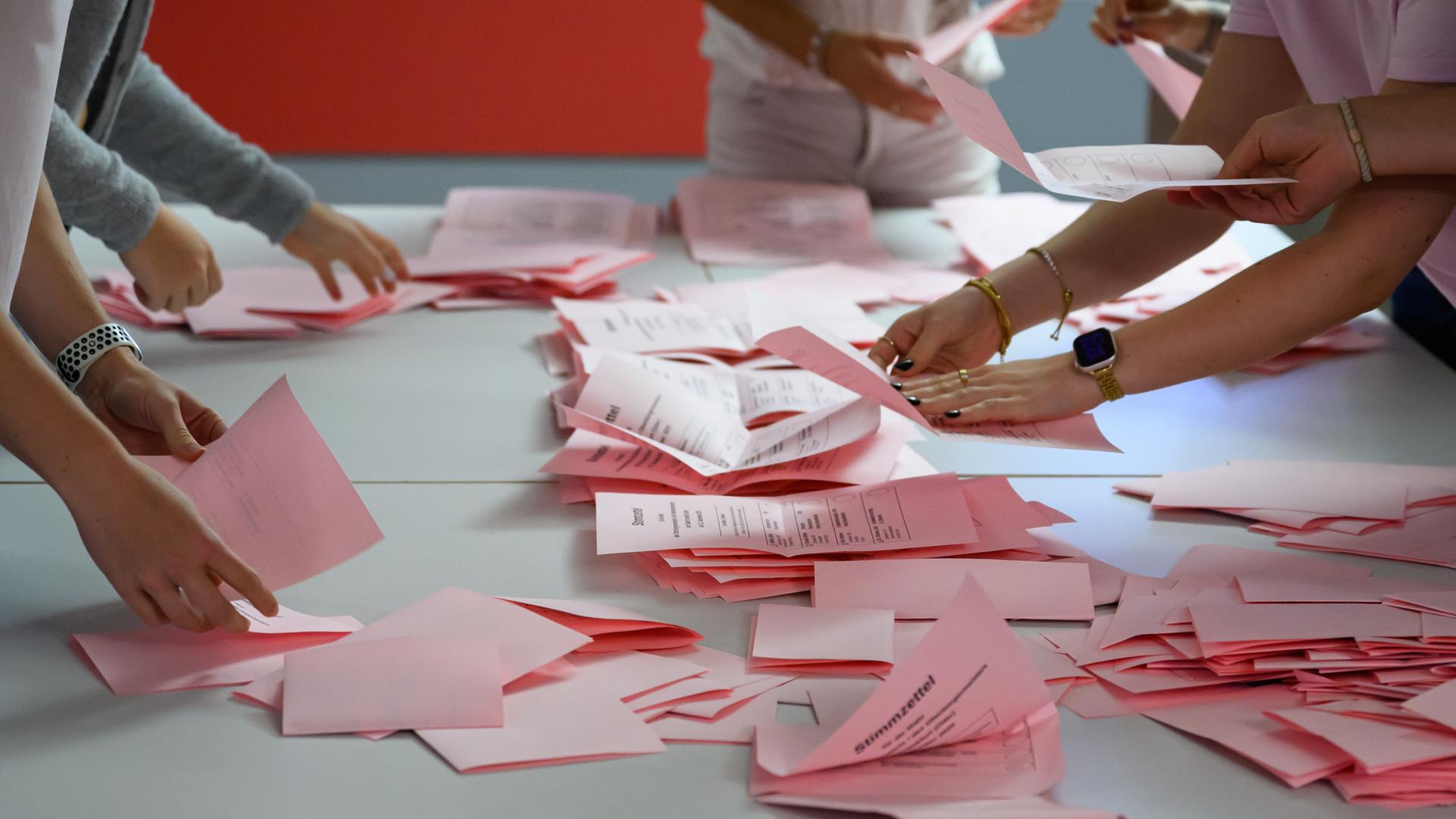 Wahlhelfer sortieren Stimmzettel Wahlhelfer sortieren Stimmzettel