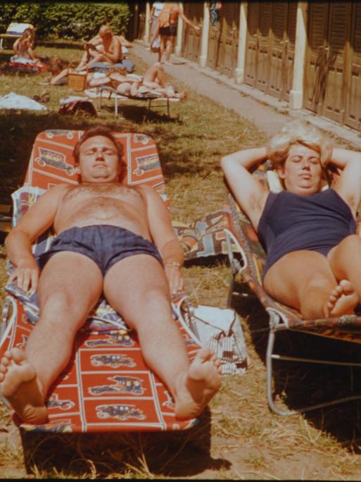 Urlauber ca. 1960, Sommerferien auf dem Liegestuhl. 