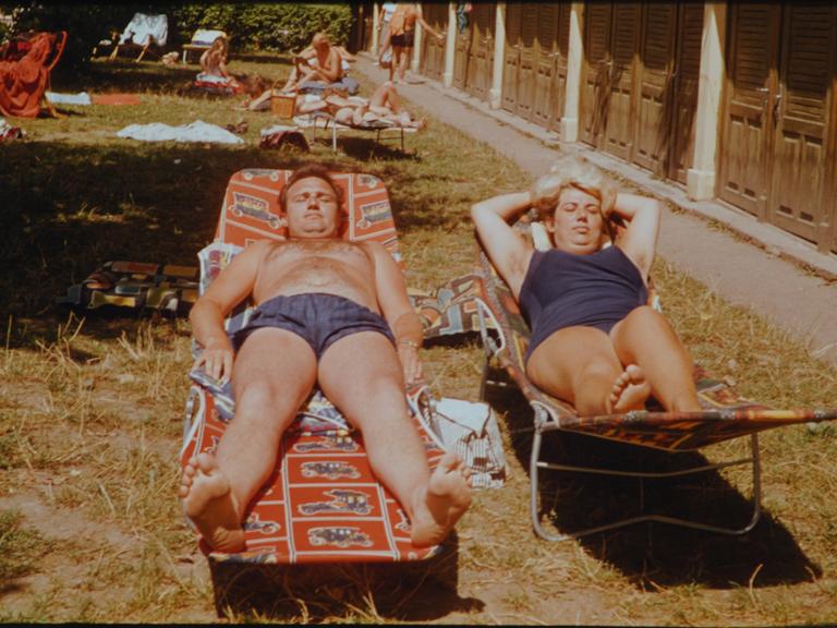 Urlauber ca. 1960, Sommerferien auf dem Liegestuhl. 
