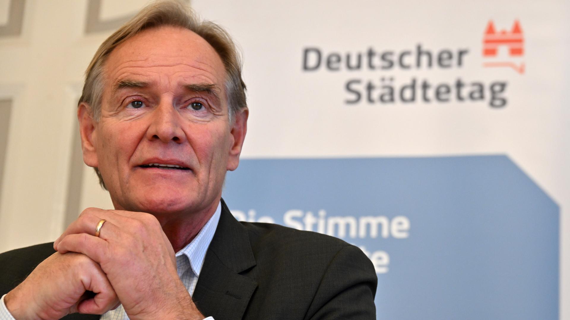 Der Präsident des Deutschen Städtetages, Burkhard Jung, vor dem Schriftzug "Deutscher Städtetag". Er lächelt. Der Präsident des Deutschen Städtetages, Burkhard Jung, vor dem Schriftzug "Deutscher Städtetag". Er lächelt.