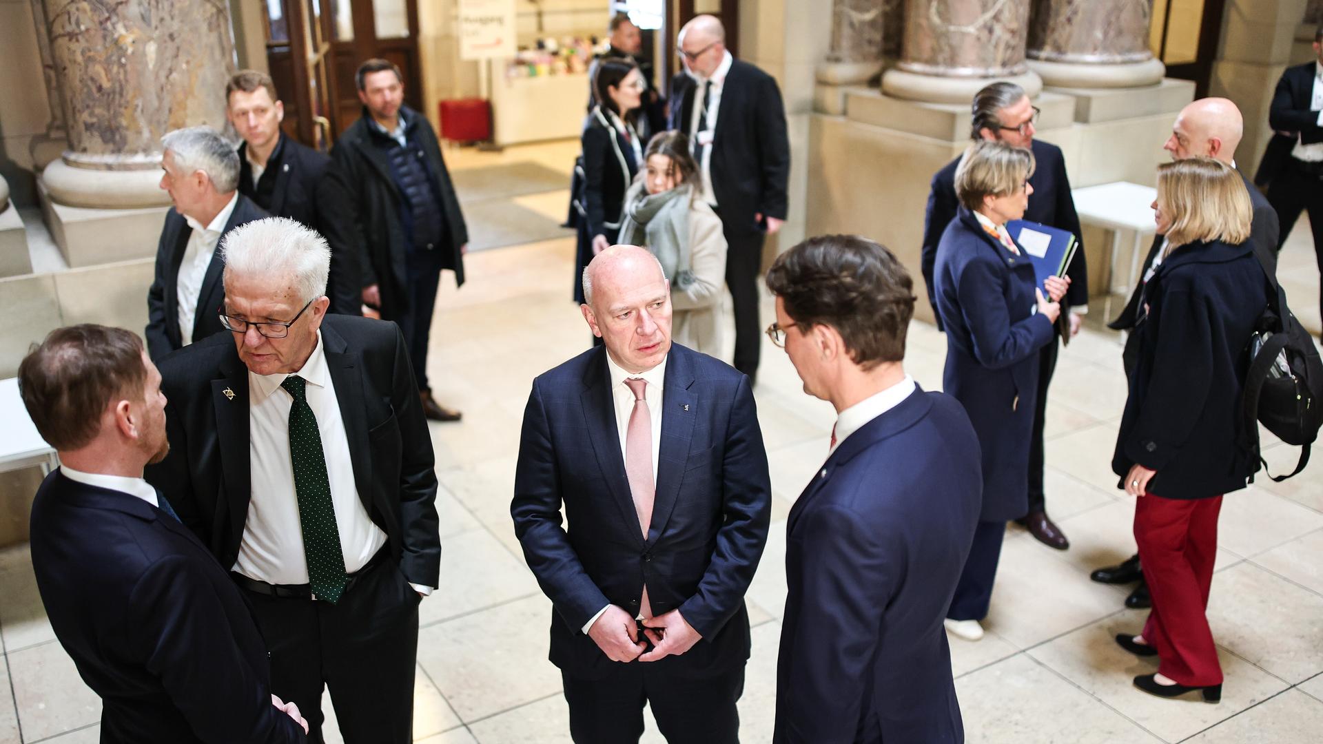 Mehrere deutsche Ministerpräsidenten sowie Berlins regierender Bürgermeister stehen im Rahmen der Ministerpräsidentenkonferenz im Berliner Bode-Museum zusammen, 12. März 2025.