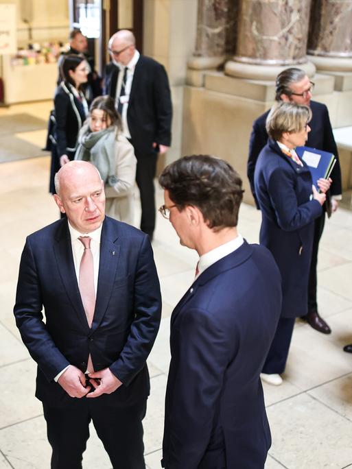 Mehrere deutsche Ministerpräsidenten sowie Berlins regierender Bürgermeister stehen im Rahmen der Ministerpräsidentenkonferenz im Berliner Bode-Museum zusammen, 12. März 2025.