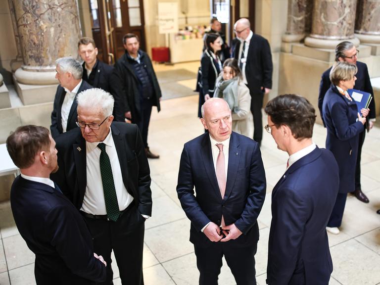 Mehrere deutsche Ministerpräsidenten sowie Berlins regierender Bürgermeister stehen im Rahmen der Ministerpräsidentenkonferenz im Berliner Bode-Museum zusammen, 12. März 2025.