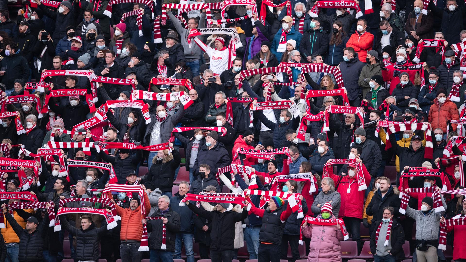 Viele Fußballfans halten ihre Fan-Schals in die Luft
