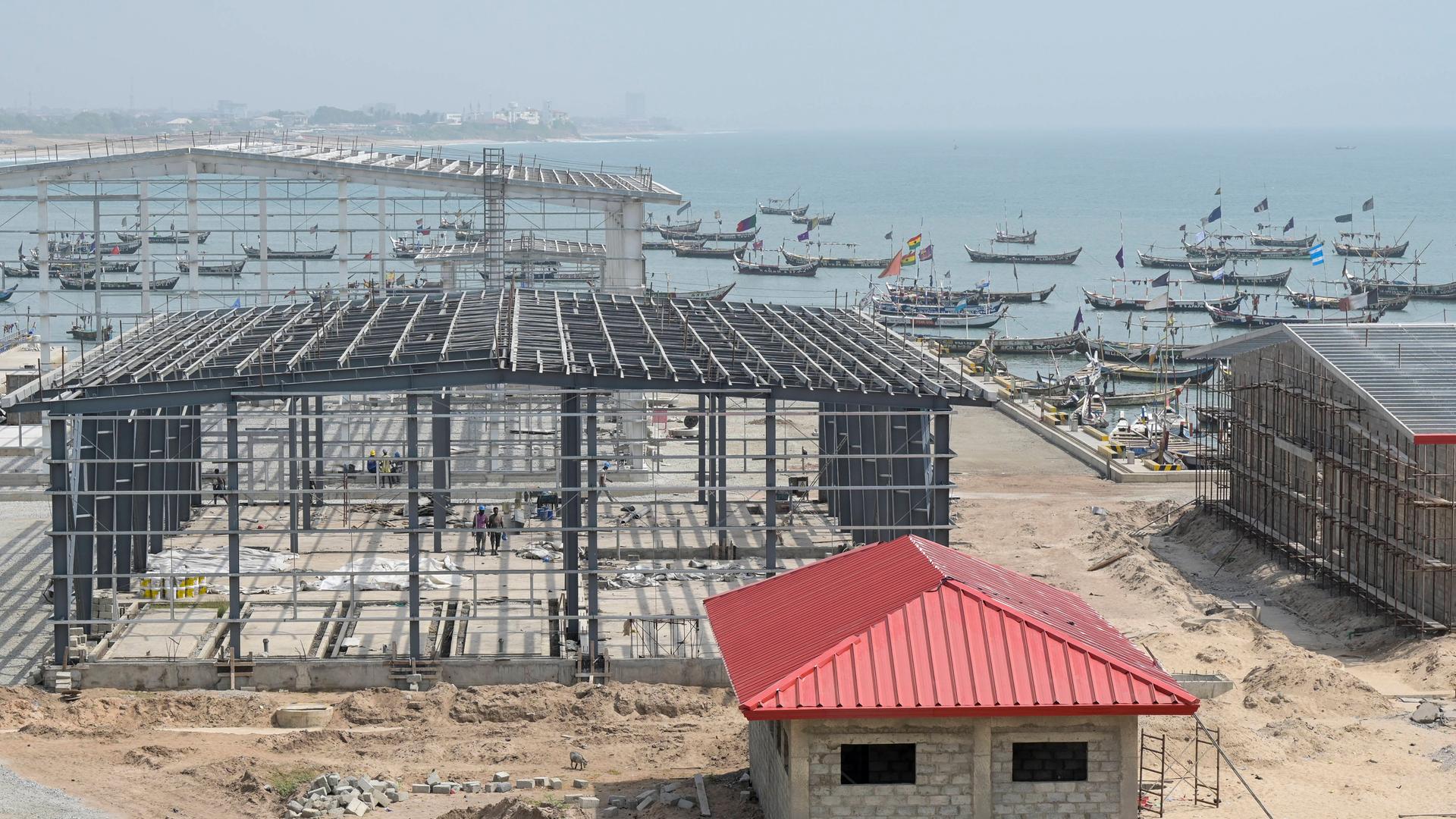 Bau eines neuen Fischerei Hafen durch die chinesische Baufirma CRCC und China Aid im Stadtteil Jamestown in Accra.