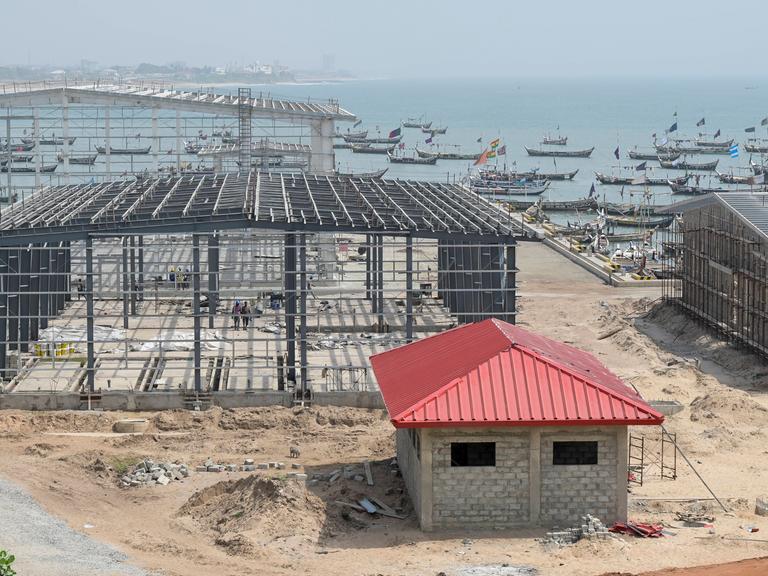 Bau eines neuen Fischerei Hafen durch die chinesische Baufirma CRCC und China Aid im Stadtteil Jamestown in Accra.