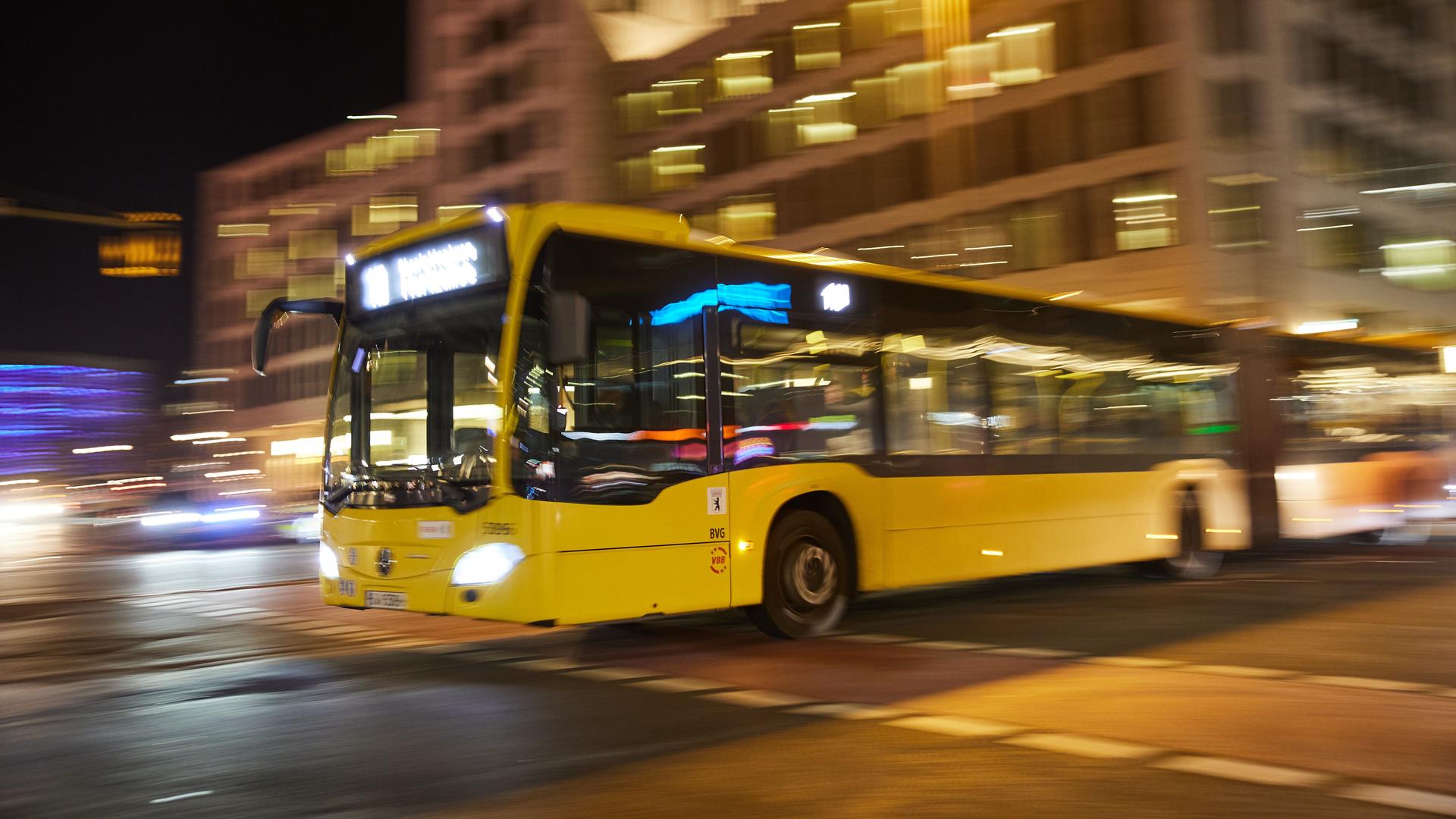 Ein gelber Linienbus der BVG fährt Richtung Bahnhof Zoo im Feierabendverkehr.