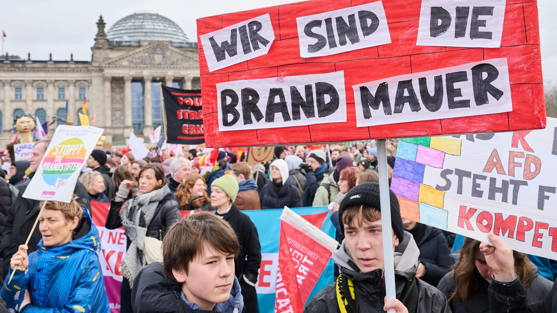 Tausende von Menschen nehmen mit Plakaten an der Demonstration eines Bündnisses "Wir sind die Brandmauer" für Demokratie und gegen Rechtsextremismus teil.