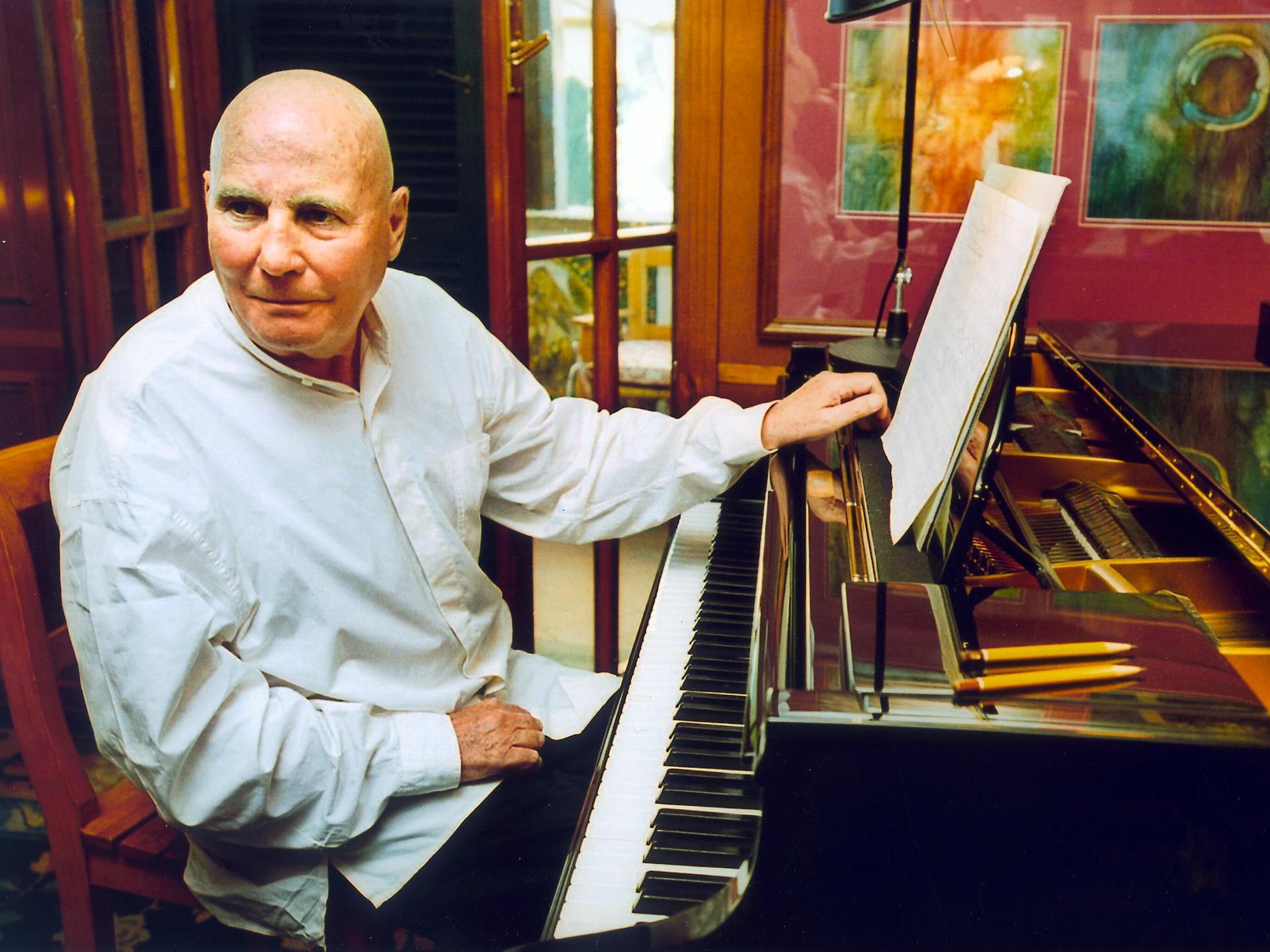 Der Komponist Hans Werner Henze sitzt am Klavier in seiner Wohnung