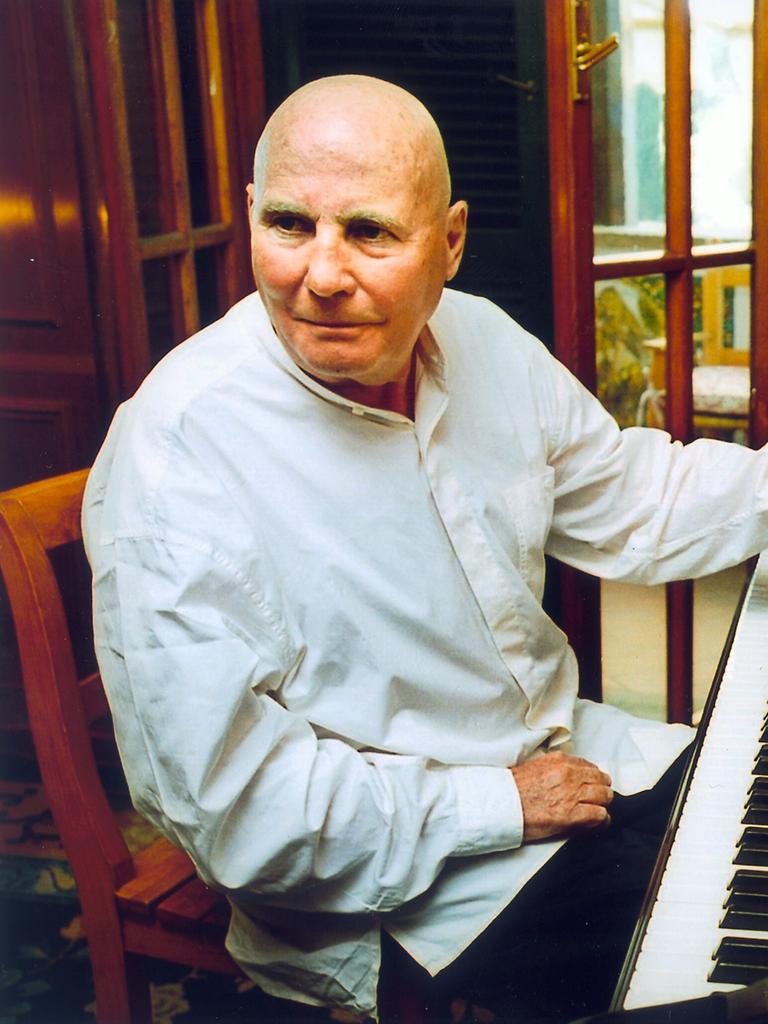 Der Komponist Hans Werner Henze sitzt am Klavier in seiner Wohnung