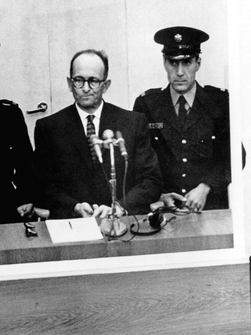 Der NS-Kriegsverbrecher Adolf Eichmann während seiner Vernehmung am ersten Prozesstag vor dem Jerusalemer Bezirksgericht (Foto vom 11.4.1961).