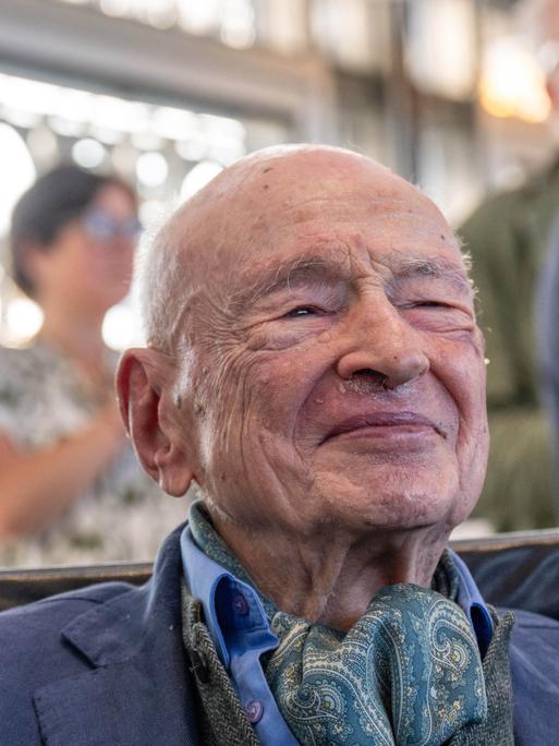 Das Archivbild zeigt den Philosophen und Soziologen Edgar Morin an seinem 103. Geburtstag. Er lacht in die Kamera.