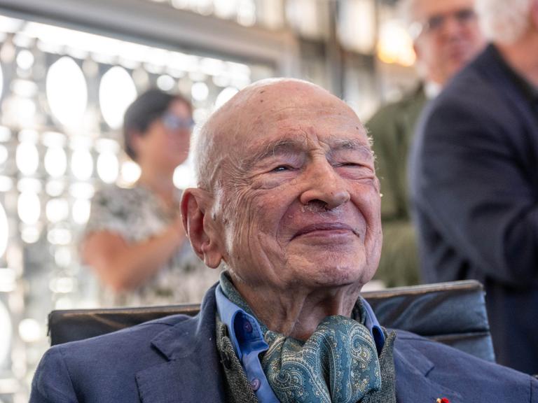 Das Archivbild zeigt den Philosophen und Soziologen Edgar Morin an seinem 103. Geburtstag. Er lacht in die Kamera.