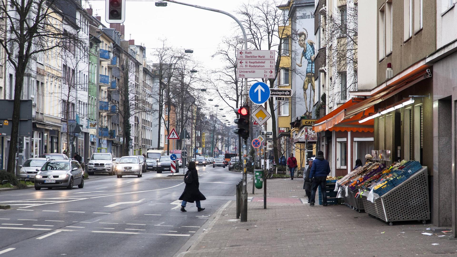 Düsseldorf: Straßenschild in arabischer Schrift überklebt