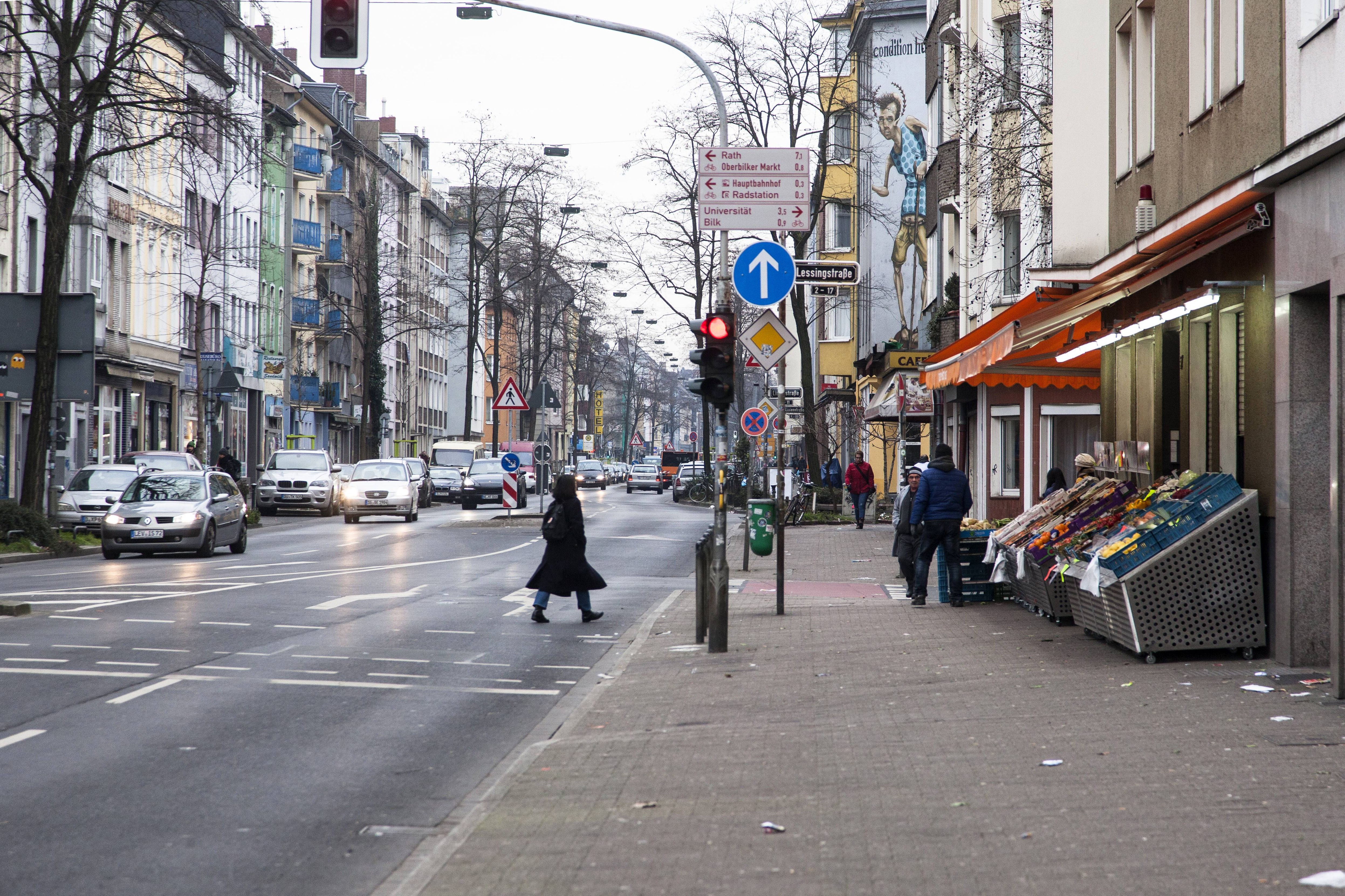 Düsseldorf: Angriff auf arabisches Straßenschild! Schlimme Botschaft 