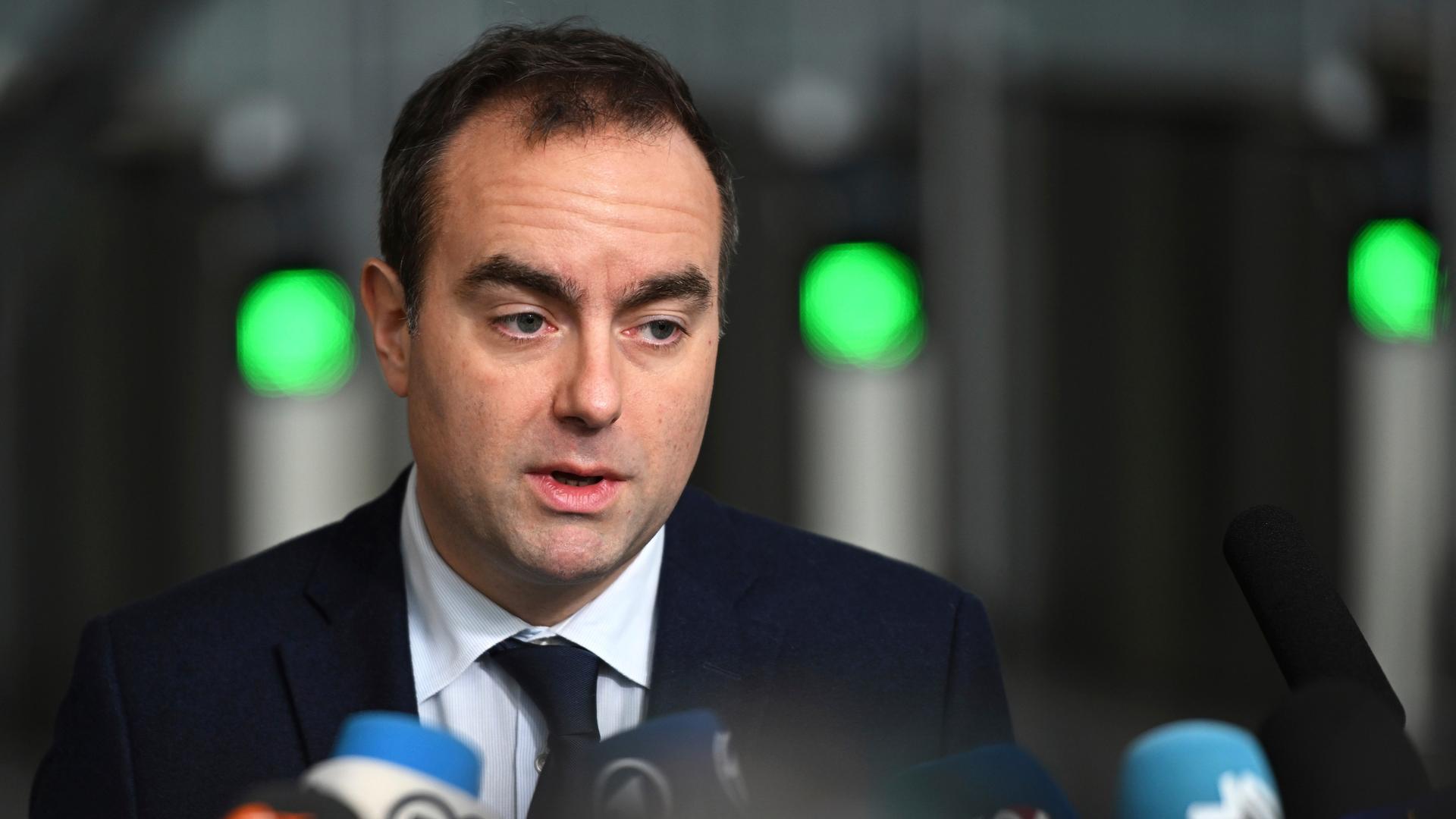 Der französische Verteidigungsminister Sébastien Lecornu spricht, als er zu einem Treffen der NATO-Verteidigungsminister im NATO-Hauptquartier in Brüssel eintrifft. 