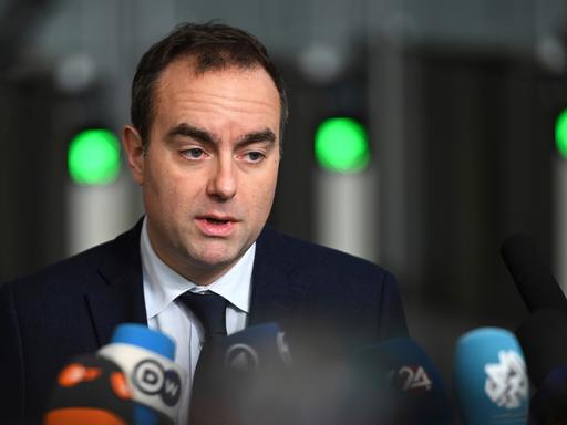 Der französische Verteidigungsminister Sébastien Lecornu spricht, als er zu einem Treffen der NATO-Verteidigungsminister im NATO-Hauptquartier in Brüssel eintrifft. 