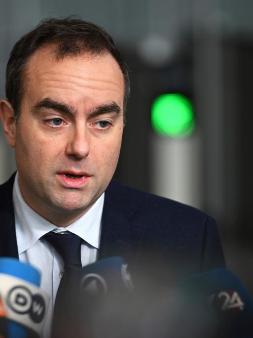 Der französische Verteidigungsminister Sébastien Lecornu spricht, als er zu einem Treffen der NATO-Verteidigungsminister im NATO-Hauptquartier in Brüssel eintrifft. 